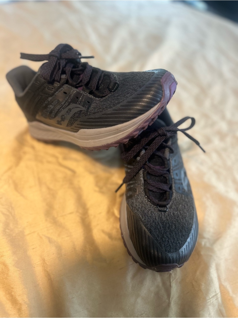 Saucony pwr trac Women's Black with Purple Accent Running Sneakers size 7.5.
